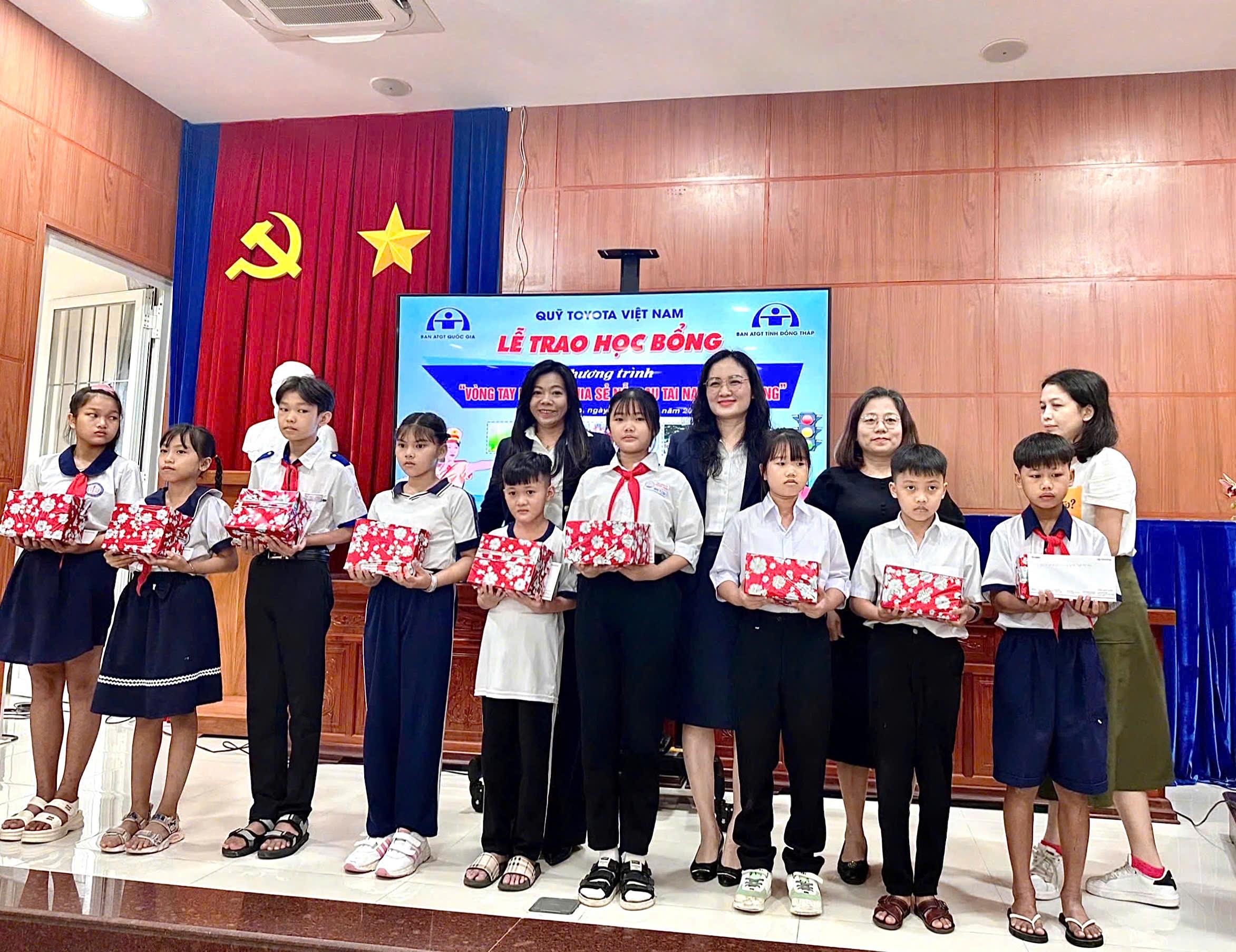 QUỸ TOYOTA VIỆT NAM TRAO TẶNG HỌC BỔNG “VÒNG TAY NHÂN ÁI” TẠI TỈNH ĐỒNG THÁP